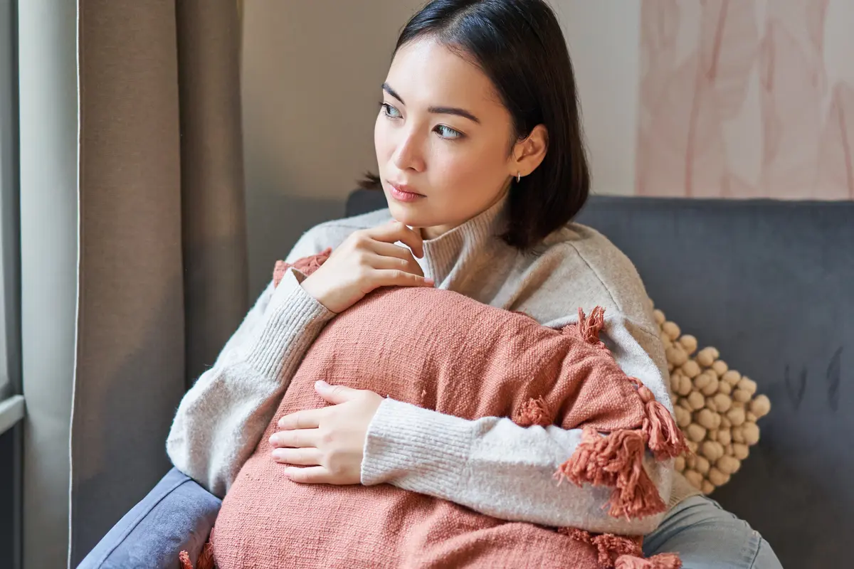 wanita agustus di sofa