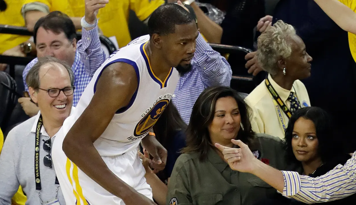 Rihanna melihat bintang Golden State Warriors, Kevin Durant saat bertanding melawan Cleveland Cavaliers di Oracle Arena, Oakland, (1/6). Warriors  menang atas Cavaliers 113-91. (AP Photo/Marcio Jose Sanchez)