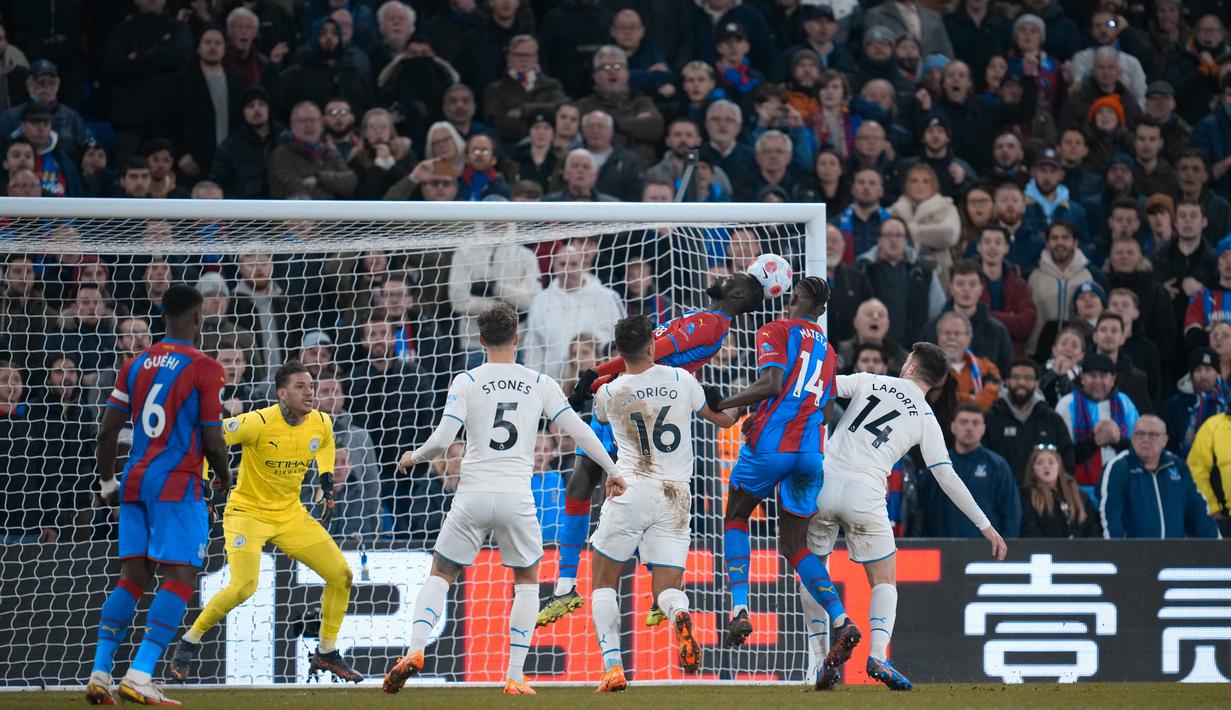 Crystal Palace menciptakan kejutan kecil di awal babak kedua. Tepatnya pada menit ke-50, Palace mendapatkan sepak pojok. Umpan dilepaskan dan bola berpindah dari satu kepala ke lainnya sebelum mencapai Cheikhou Kouyate. (AP Photo/Matt Dunham)