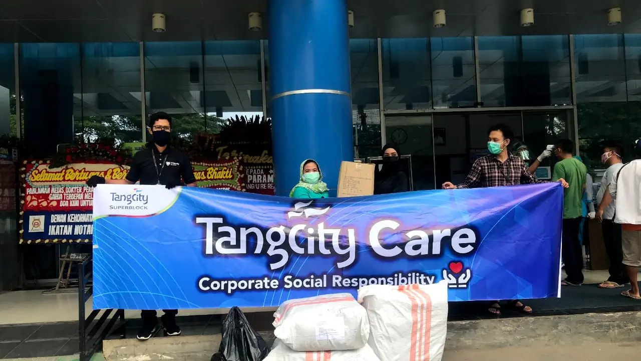 2 RSUD di wilayah Tangerang mendapat bantuan ratusan baju hazmat dan kacamata pelindung.