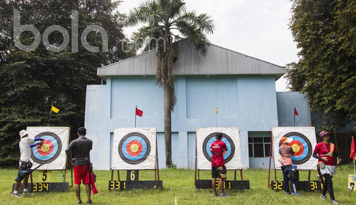 Para pepanah mengikuti pemusatan latihan nasional jelang SEA Games 2017 di Cibubur, Jakarta Timur, Rabu (26/4/2017). (Bola.com/Vitalis Yogi Trisna) 