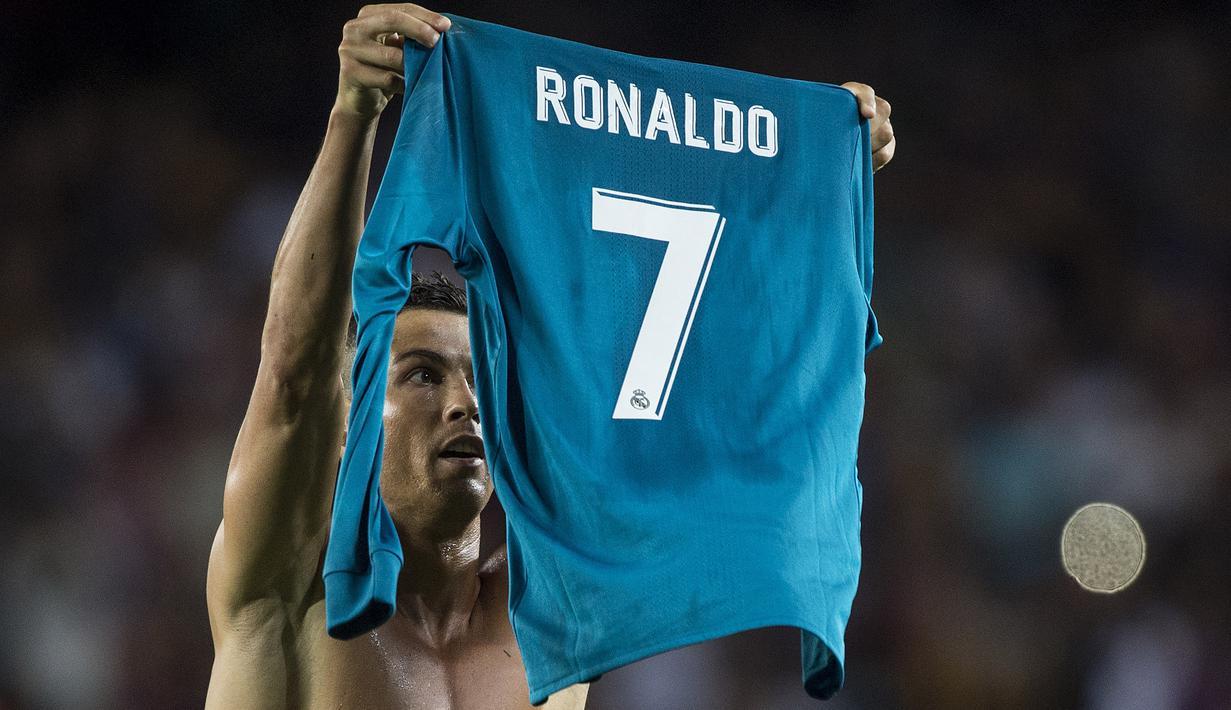 Aksi Cristiano Ronaldo membuka baju berujung kartu kuning saat melawan Barcelona pada leg pertama Piala Super Spanyol di Camp Nou stadium., (13/82017). Leg kedua di Madrid Ronaldo tak bisa tampil karena kartu merah. (AFP/STRINGER)