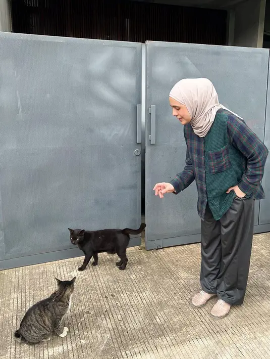Atau set atasan dan bawahan yang senada seperti terlihat dikenakan oleh Nycta Gina dalam foto ini. Oversized shirt dengan detail satu kantong dan two-toned top. Foto: Instagram.