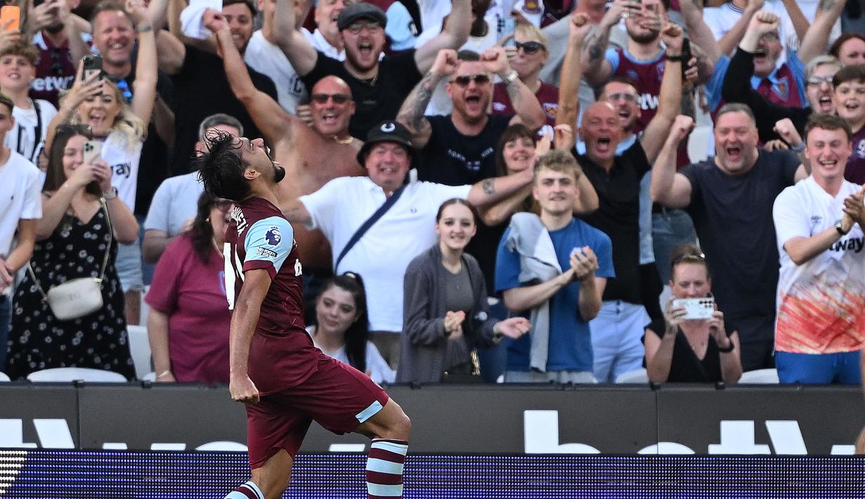 Pemain West Ham, Lucas Paqueta melakukan selebrasi setelah mencetak gol ketiga timnya ke gawang Chelsea pada laga pekan kedua Liga Inggris 2023/2024 di London Olympic Stadium, London, Minggu (20/08/2023) malam WIB. (AFP/Justin Tallis)