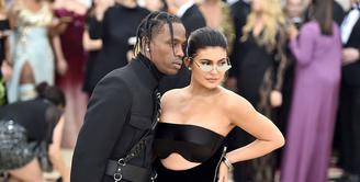 Akhir pekan lalu, Kylie Jenner dan Travis Scott pergi ke Eropa untuk melakukan konser. (Theo Wargo - Getty Images - Cosmopolitan)