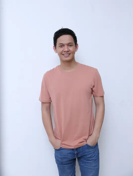 "Enggak tahu sih seperti apa (cinta lokasi). Cuma kadang-kadang mungkin lebih ke integritas. Jadi kalau profesional kerja, ya profesional kerja," ujar Andi Arsyil Senin (9/4/2018). (Daniel Kampua/Bintang.com)