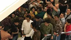 Para pengunjung mal menghampiri Presiden Joko Widodo saat berada di pusat perbelanjaan Pondok Indah Mall, Jakarta Selatan, Minggu (20/11). Ramai-ramai para pengunjung meminta kesempatan untuk berfoto bersama dengan Jokowi.(Dok. Paspampres)