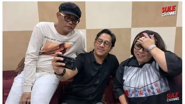 Tak hanya sule, Andre juga turut membesuk Nunung. Ketiganya saling mengutarakan rasa rindu.