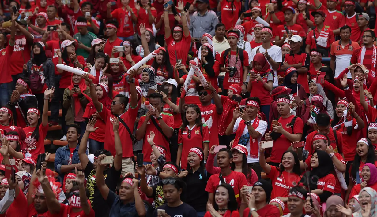 Suporter menyaksikan laga timnas Indonesia melawan Kamboja  di Stadion Shah Alam, Selangor, Kamis, (24/8/2017). Indonesia akan menjalani laga penentuan melawan Kamboja. (Bola.com/Vitalis Yogi Trisna)