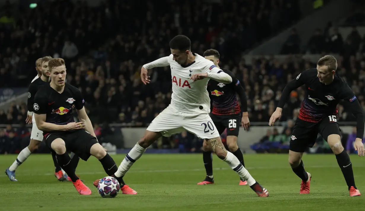 Gelandang Tottenham Hotspur, Dele Alli berusaha mengontrol bola dari kawalan pemain RB Leipzig, Marcel Halstenberg dan Lukas Klostermann pada pertandingan leg pertama 16 besar Liga Champions di Stadion Tottenham,  London, Inggris, Rabu (19/2/2020). RB Leipzig Menang 1-0. (AP Photo/Matt Dunham)
