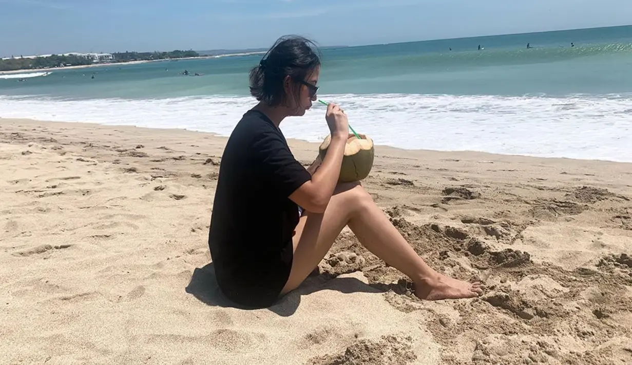 Liburan Aliyah Faizah bisa dibilang cukup menyenangkan. Pasalnya, pantai yang ia kunjungi tidak terlalu padat sesat oleh kehadiran orang. Aliyah bisa dengan bebas mengeksplor apa saja yang ada di pantai tersebut.(Liputan6.com/IG/aliyah.faizah)