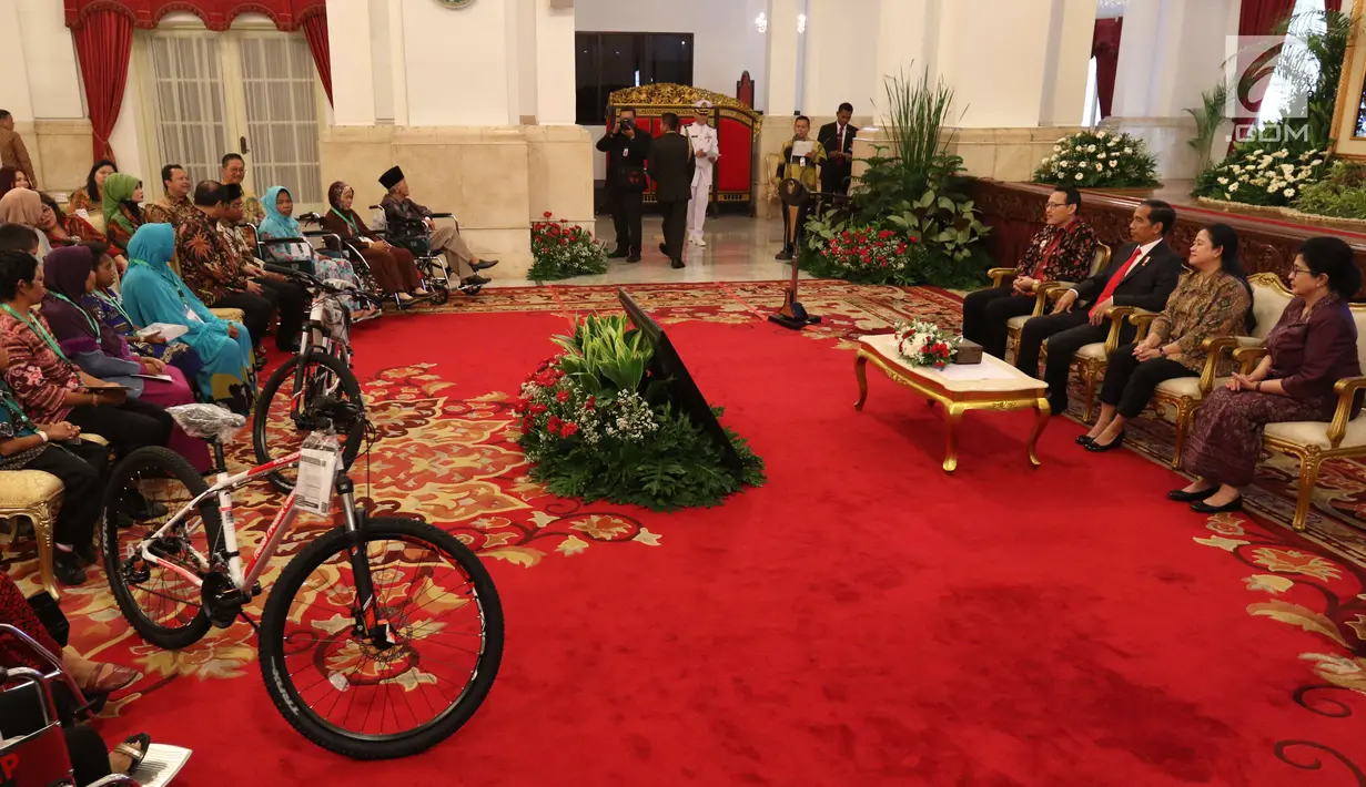 Presiden Joko Widodo bersilaturahmi dengan peserta Jaminan Kesehatan Nasional (JKN) dan perwakilan pemegang Kartu Indonesia Sehat (KIS) di Istana Negara, Jakarta (23/5). (Liputan6.com/Angga Yuniar)