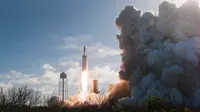 Roket terkuat di dunia milik SpaceX, Falcon Heavy meluncur saat penerbangan uji coba di Kennedy Space Center di Florida (6/2). Roket melesat menuju angkasa dari Kennedy Space Center, Florida Amerika Serikat. (AFP/Jim Watson)