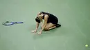 Selebrasi Maria Sharapova usai menang atas Simona Halep pada turnamen AS Terbuka 2017 di Stadion Arthur Ashe, New York (28/8/2017). Sharapova menang 6-4,4-6,6-3. (AP/Julio Cortez)