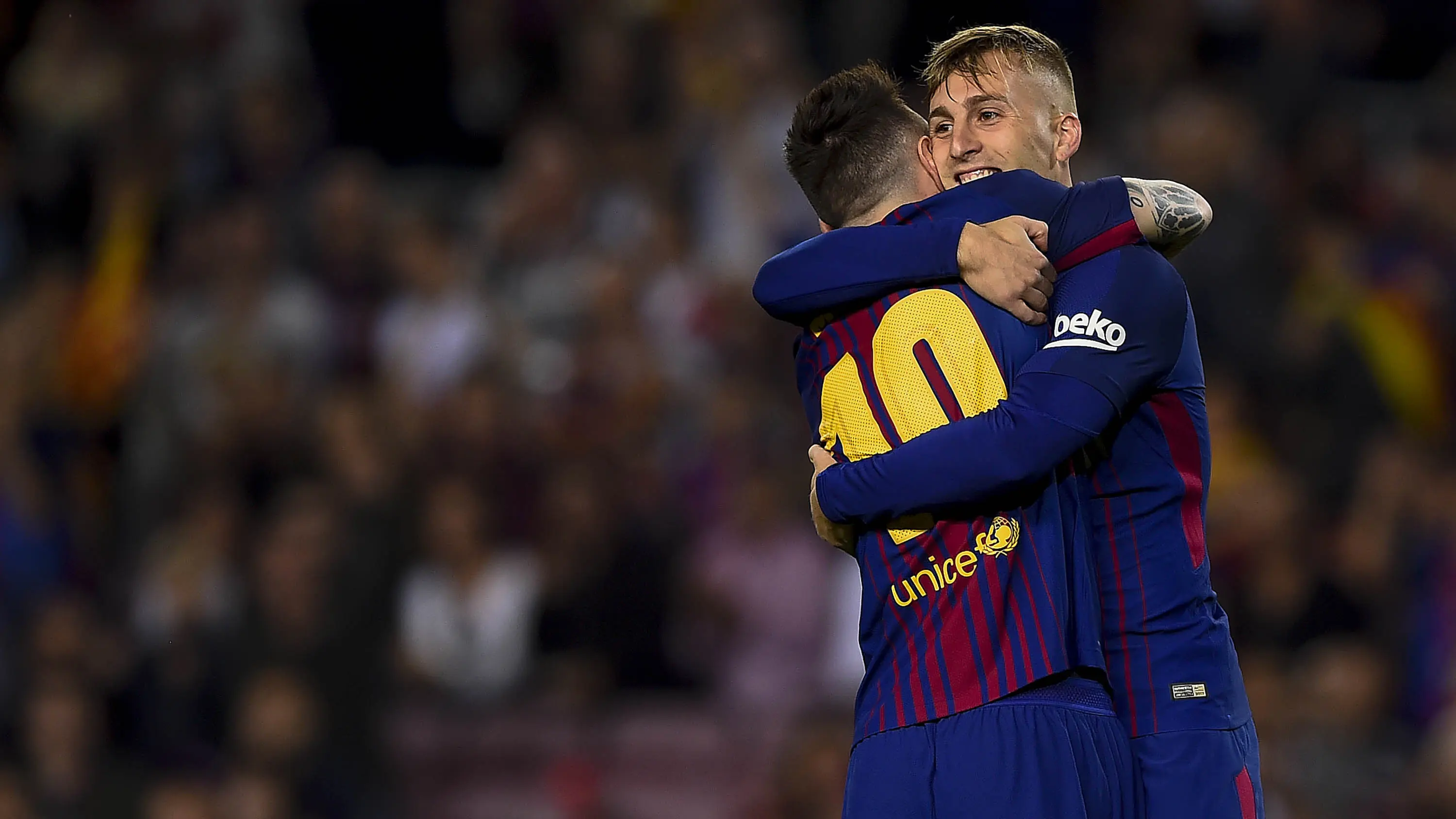 Gelandang Barcelona, Gerard Deulofeu, memeluk Lionel Messi usai membobol gawang Malaga pada laga La Liga di Stadion Camp Nou, Barcelona, Sabtu (21/10/2017). Barcelona menang 2-0 atas Malaga. (AFP/Josep Lago)