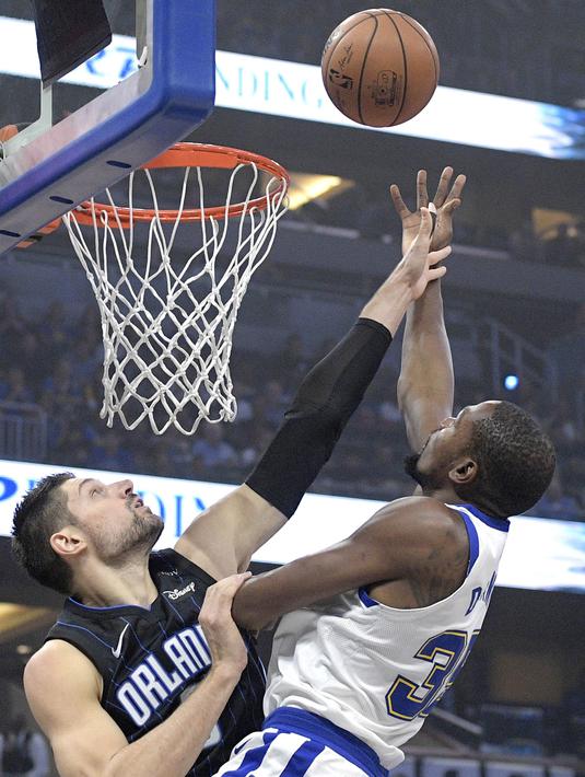Pebasket Golden State Warriors, Kevin Durant, berusaha memasukan bola saat melawan Orlando Magic pada laga NBA di Stadion Amway Center, Sabtu (2/12/2017). Warriors menang 133-113 atas Magic. (AP/Phelan M. Ebenhack)