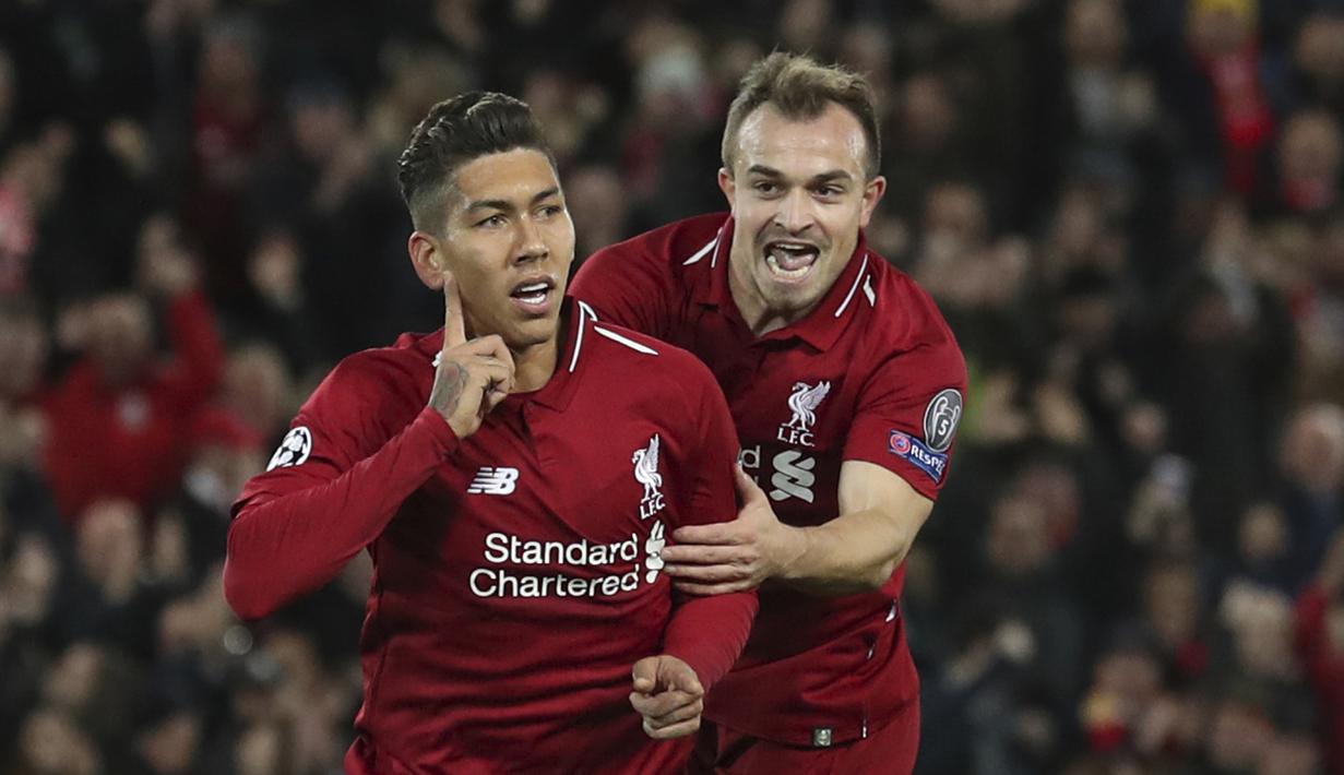 Striker Liverpool, Roberto Firmino, melakukan selebrasi bersama Xherdan Shaqiri usai membobol gawang Crvena Zvezda pada laga Liga Champions, di Stadion Anfield, Rabu (24/10/2018). Liverpool menang 4-0 atas Crvena Zvezda. (AP/Jon Super)