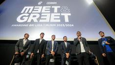 Lima pemain BRI Liga 1, Beckham Putra, Muhammad Ferarri, Dimas Drajad, Evan Dimas, dan Andritany Ardhiyasa saat menghadiri acara Meet &amp; Greet Pemain BRI Liga 1 yang berlangsung di Cinepolis, Senayan Park, Jakarta, Sabtu (13/07/2024). (Bola.com/Bagaskara Lazuardi)