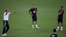 Pelatih Brasil, Tite (kiri) tengah bersama Roberto Firmino dan Gabriel Jesus (kanan) saat sesi latihan jelang melawan Bolivia pada kualifikasi Piala Dunia di Arena das Dunas Stadium, Natal, Brasil, (03/10/2016). (EPA/Macelo Sayao)