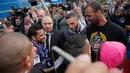 Bek baru PSG, Dani Alves menyapa para fans usai konferensi pers di stadion Parc des Princes di Paris, Prancis, (12/7). Alves menandatangani kontrak berdurasi dua tahun dengan Paris St-Germain. (AP Photo/Michel Euler)