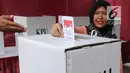 Warga memasukkan surat suara ke dalam kotak saat pemungutan ulang Pemilu 2019 di TPS 49 Rengas, Kecamatan Ciputat Timur, Tangerang Selatan, Rabu (24/4). Pencoblosan ulang dilakukan lantaran ditemukannya pelanggaran oleh Bawaslu saat pemilu serentak pada 17 April 2019 lalu. (merdeka.com/Arie Basuki)