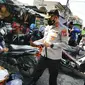 Kapolrestabes Surabaya Kombes Pol Akhmad Yusep Gunawan membagikan masker ke pedagang pasar di Surabaya. (Dian Kurniawan/Liputan6.com)