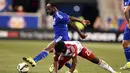 Gelandang New York Red Bulls, Marius Obekop berusaha merebut bola dari penyerang Victor Moses pada International Champions Cup 2015 di Red Bull Arena, Kamis (23/7/2015). New York Red Bulls menang atas Chelsea dengan skor 4-2. (AFP PHOTO/JEWEL SAMAD)
