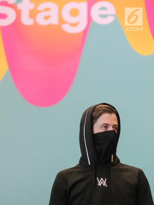DJ Alan Walker berpose saat konferensi pers Spotify on Stage di Jakarta, Jumat (12/10). DJ Alan Walker akan tampil pada acara yang bertajuk ‘Spotify on Stage’ di JIEXPO, Kemayoran Jumat (12/10) malam nanti.  (Liputan6.com/Faizal Fanani)