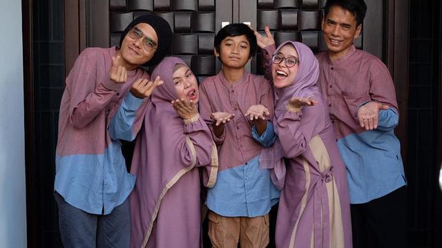 Jarang Tersorot, Ini 6 Momen Kebersamaan Lesty Kejora dan Keluarga