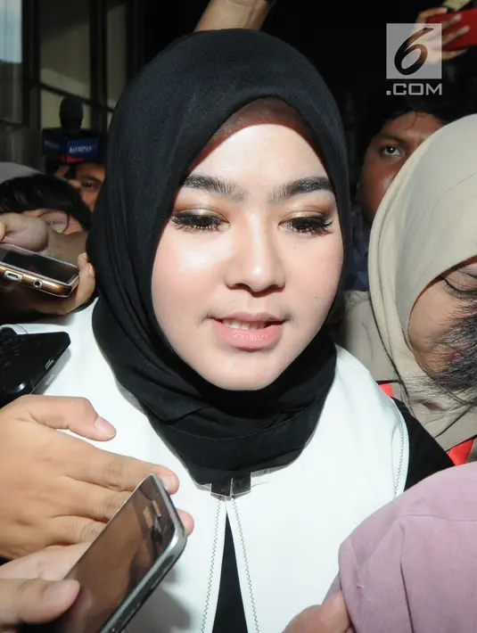 Ekspresi Istri tersangka Gubernur Jambi (nonaktif) Zumi Zola, Sherin Taria usai menjalani pemeriksaan di KPK, Jakarta, (22/5). Sherin Taria diperiksa sebagai saksi untuk dua tersangka, Zumi Zola dan Plt Kadis PUPR Jambi Arfan. (Merdeka.com/Dwi Narwoko)