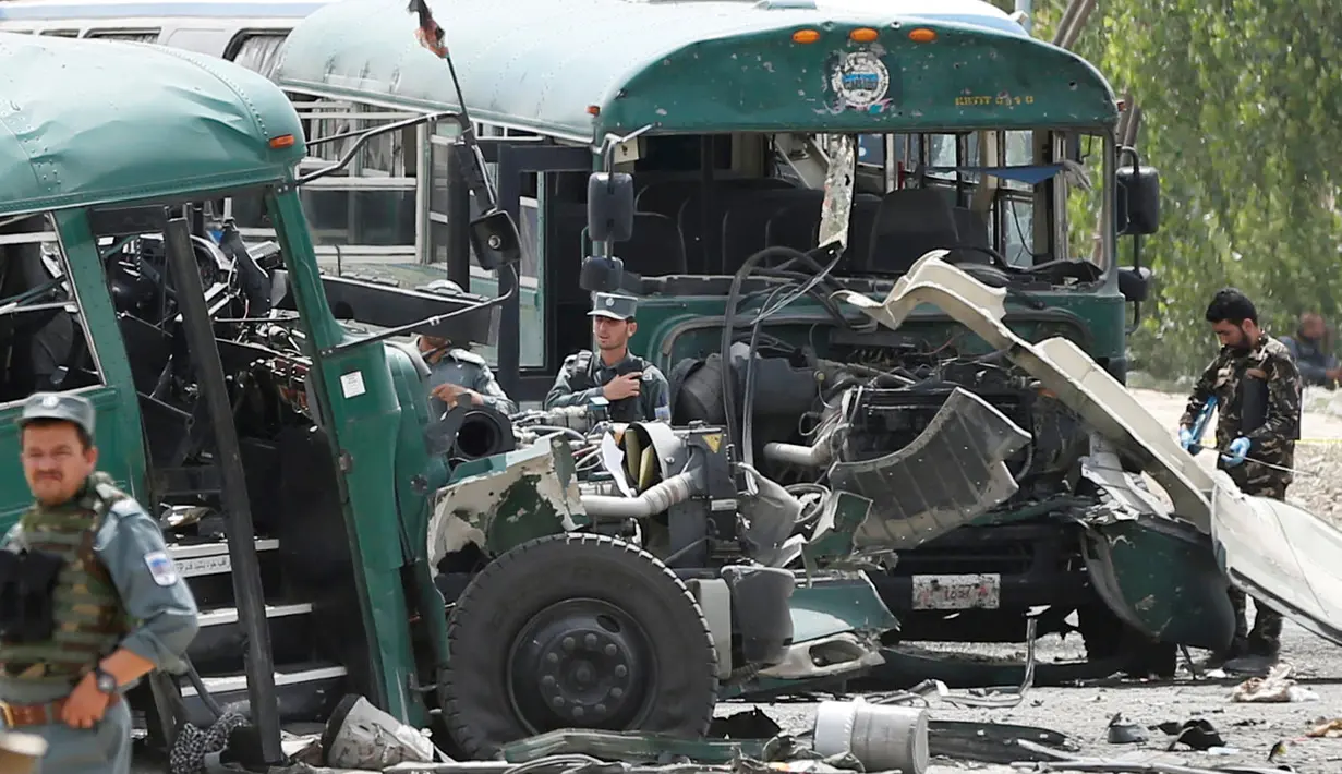 Pasukan keamanan Afghanistan melihat kondisi bus  yang terkena serangan bom bunuh diri di pinggiran barat Kabul, Afghanistan, Kamis (30/6). Sebanyak 27 orang dikabarkan tewas dalam peristiwa naas tersebut. (REUTERS/ Omar Sobhani)