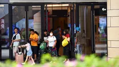 Para wisatawan berbelanja di toko bebas pajak (duty free) di Haikou, ibu kota Provinsi Hainan, China selatan (18/8/2020). Provinsi pulau Hainan di China meraup pendapatan 2,49 miliar yuan (1 yuan = Rp2.150) dalam belanja bebas pajak dari wisatawan pada Juli. (Xinhua/Guo Cheng)