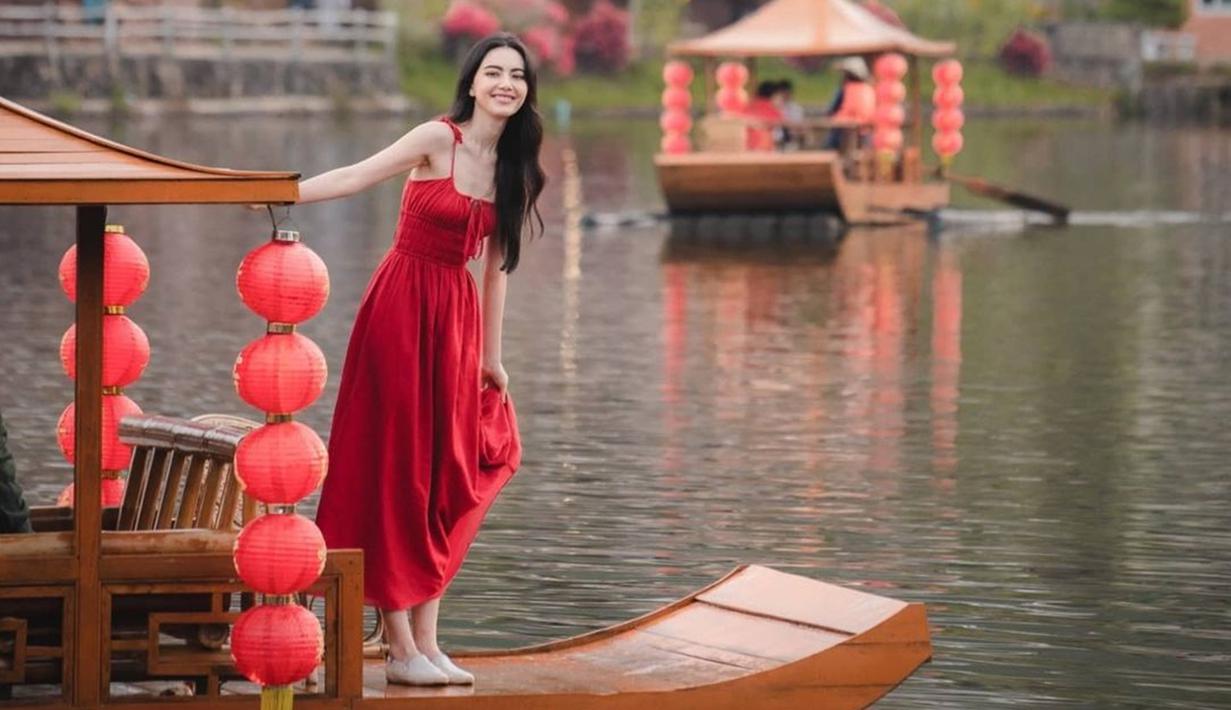 Perempuan kelahiran Bangkok, 16 Mei 1992 selalu menyita perhatian terkait gaya penampilan. Gaya penampilan simpel tapi menawan dari Davika membuatnya kian menjadi pusat perhatian. Seperti saat Davika kenakan baju merah yang membuatnya kian cantik. (Liputan6.com/IG/@davikah)