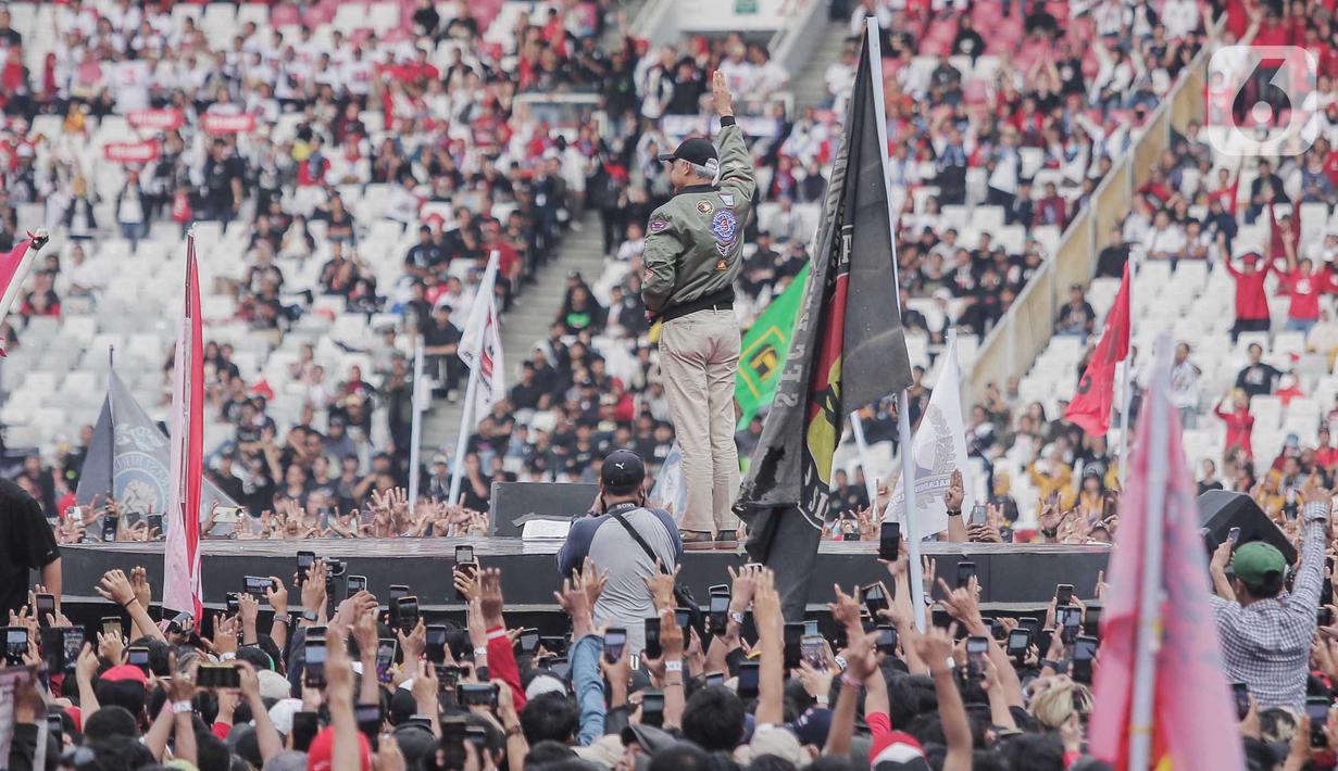 Mereka sempat memperlihatkan salam metal hingga disambut riuh simpatisan, pendukung dan relawan. (Liputan6.com/Angga Yuniar)