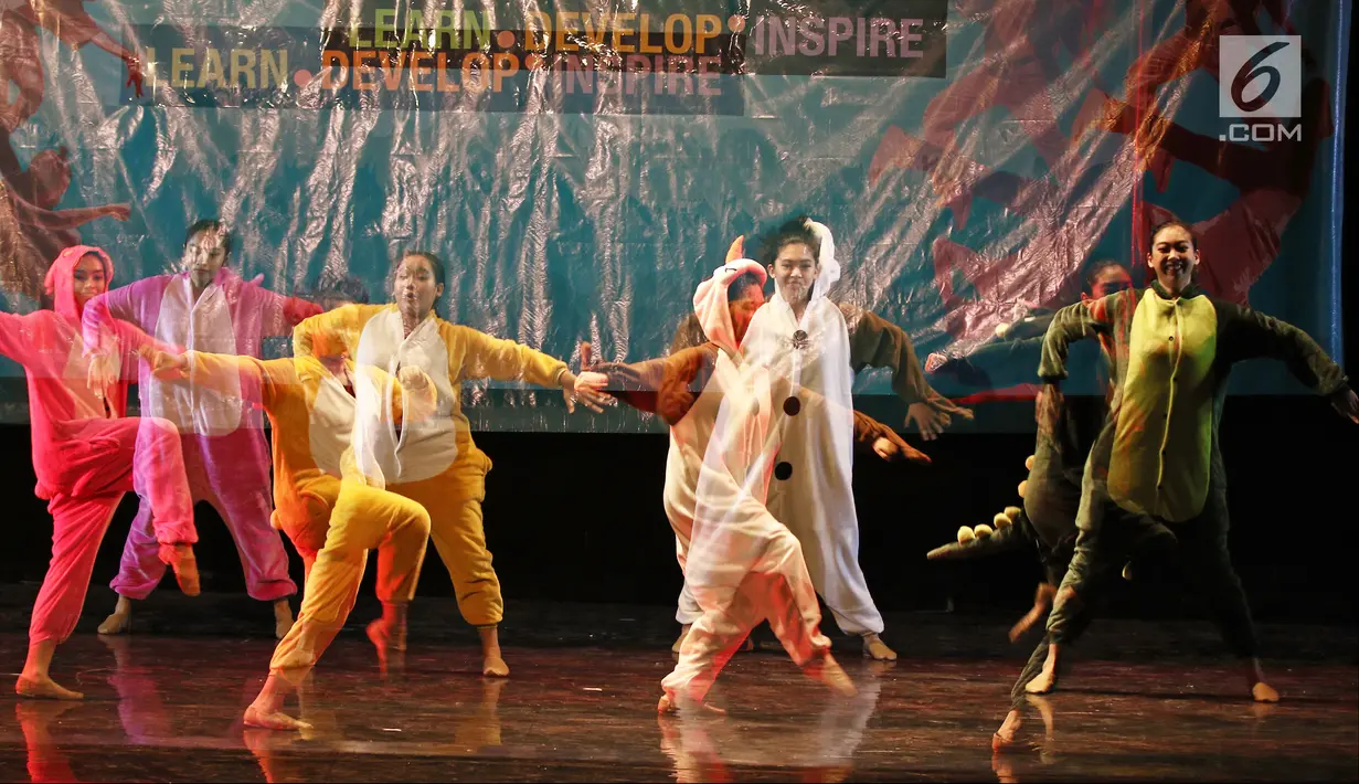 Aksi peserta saat menunjukkan tariannya dalam kompetisi Namarina bertajuk 'Internal Jazz dance Competition 2018' di Jakarta, Minggu (6/5). Kompetisi ini diikuti oleh kurang lebih 200 peserta. (Liputan6.com/Herman Zakharia)