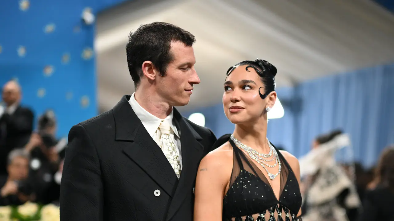 Callum Turner dan Dua Lipa. (ANGELA WEISS / AFP)