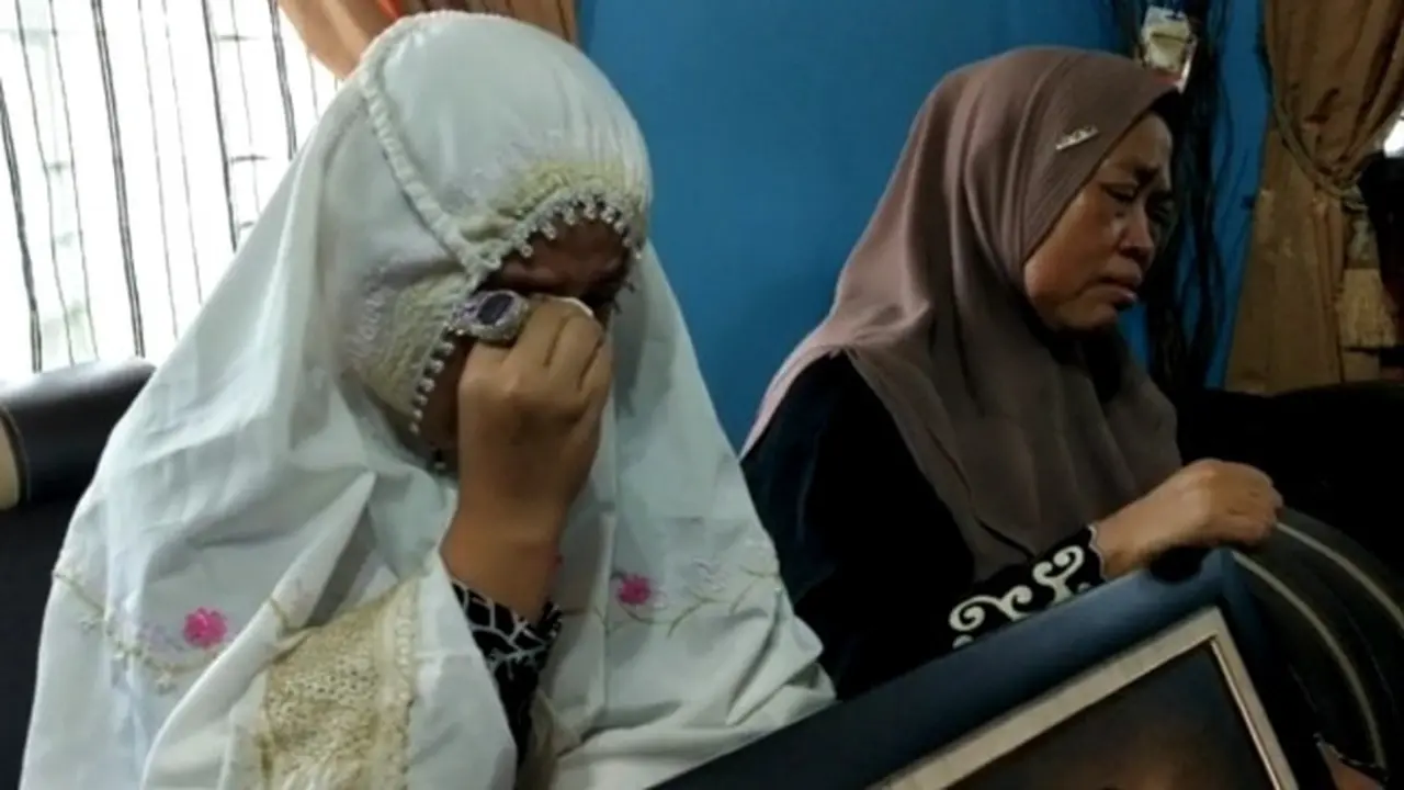 Istri dan orang tua Serma Rama di rumah duka di Jalan Garuda Sakti Kabupaten Kampar.