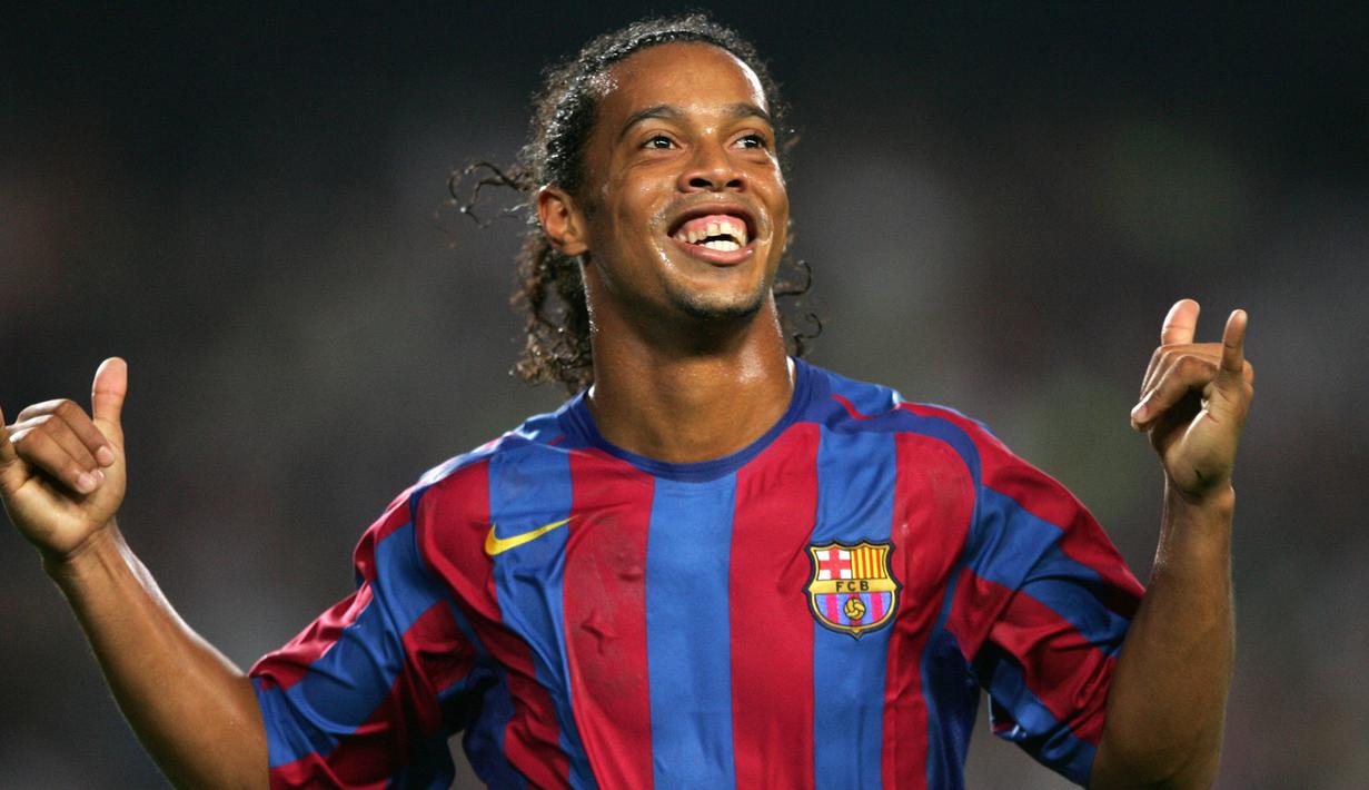 Ronaldinho - Bergabung dengan Barcelona pada 2003-2008, Ronaldinho dikenal sebagai pemain yang memiliki skill menawan dan piawai dalam mencetak gol serta memberikan umpan. Ronaldinho mampu mengemas 94 gol dari 207 penampilan di Barcelona. (AFP/Lluis Gene)