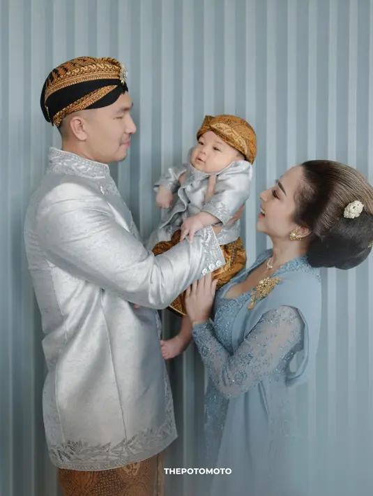 Sanggul sasak tinggi membuat Nikita Willy tampil beda, seperti menjadi pengantin lagi. [@thepotomoto]