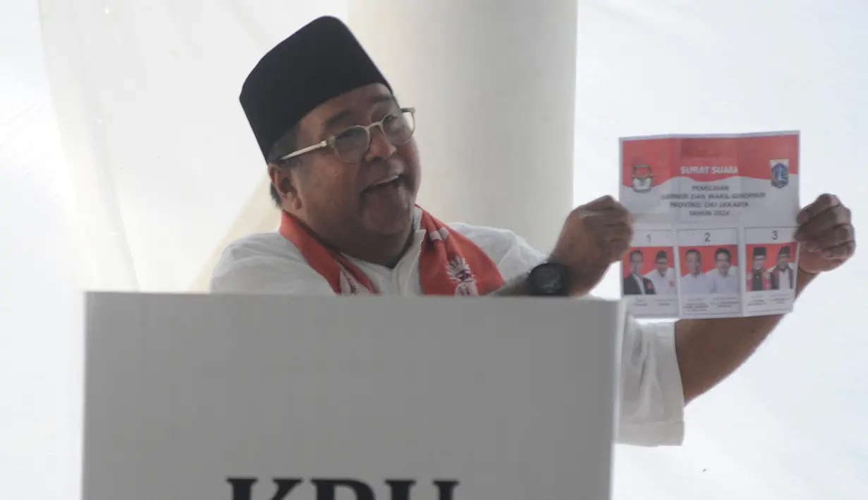 Saat menggunakan hak politiknya, Rano Karno ditemani istrinya. (merdeka.com/Arie Basuki)
