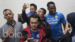 Bintang Persib Bandung, Michael Essien, melayani permintaan swafoto para wartawan. Kehadiran pesepak bola berusia 34 tahun tersebut menjadi daya tarik bagi para wartawan usai melakukan jumpa pers. (Bola.com/Vitalis Yogi Trisna)