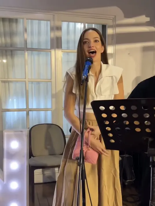 Nia Ramadhani juga hadir bahkan menyumbang sebuah lagu untuk Nagita dan Raffi. Ibu tiga anak ini mengenakan atasan crop top sleeveless putih dipadukan rok balon warna pink sambil membawa tas model box Chanel pink. [@marlenehariman]