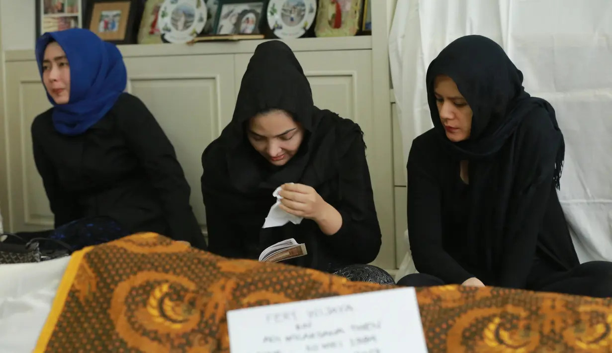 Mendengar kabar Jupe meninggal dunia, ibu dua anak itu langsung bergegas menuju ke Rumah Sakit Cipto dimana Jupe menjalani perawatan empat bulan belakangan ini. (Adrian Putra/Bintang.com)