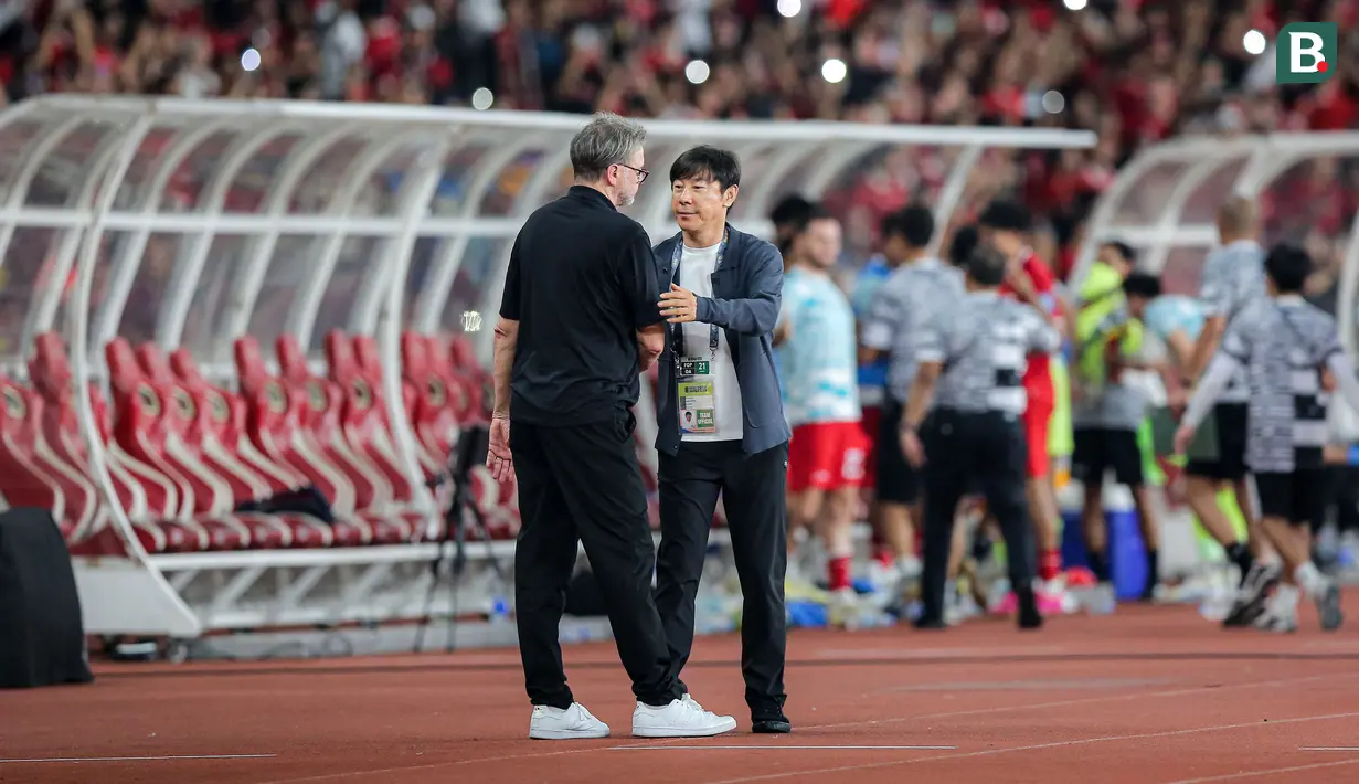 <p>Pelatih Timnas Indonesia, Shin Tae-yong (kanan) menyalami pelatih Vietnam, Philippe Troussier setelah berakhirnya laga Grup F kualifikasi Piala Dunia 2026 Zona Asia di Stadion Utama Gelora Bung Karno (SUGBK), Senayan, Jakarta, Kamis (21/3/2024). (Bola.com/Bagaskara Lazuardi)</p>