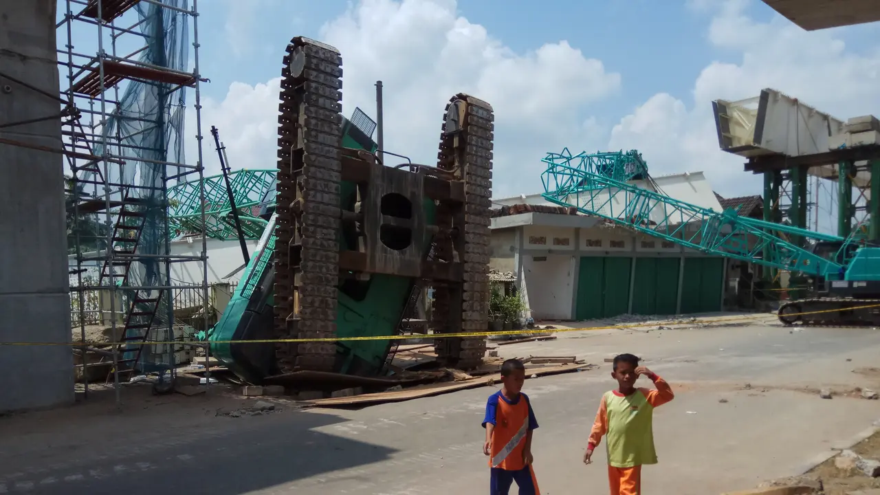 Meskipun sudah dipasang garis polisi, TKP kecelakaan crane proyek LRT masih bebas dilewati para pejalan kaki tanpa ada pengamanan khusus (Liputan6.com / Nefri Inge)