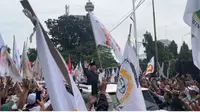 Momen Prabowo Sapa Massa Unjuk Rasa Usai Hadiri Rapat Paripurna DPR