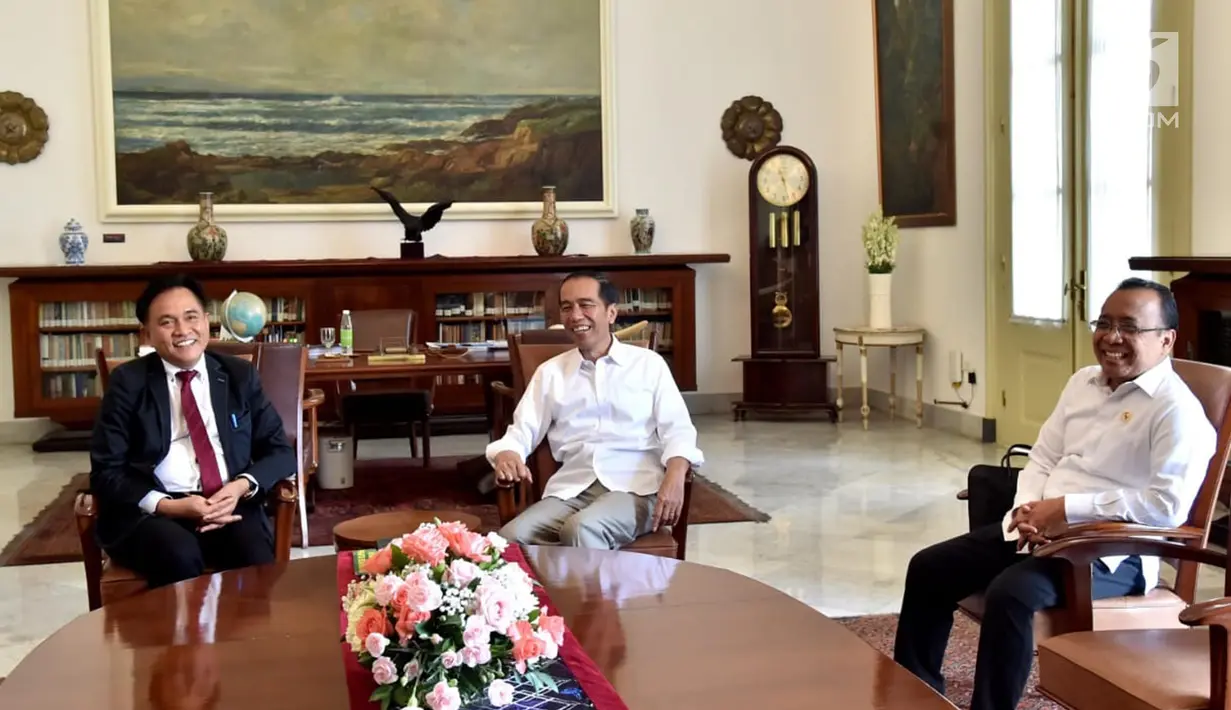 Presiden Joko Widodo didampingi Menteri Sekretaris Negara Pratikno berbincang dengan pakar hukum tata negara, Yusril Ihza Mahendra di Istana Kepresidenan Bogor, Jawa Barat, Jumat (30/11). (Liputan6.com/HO/Biropers)