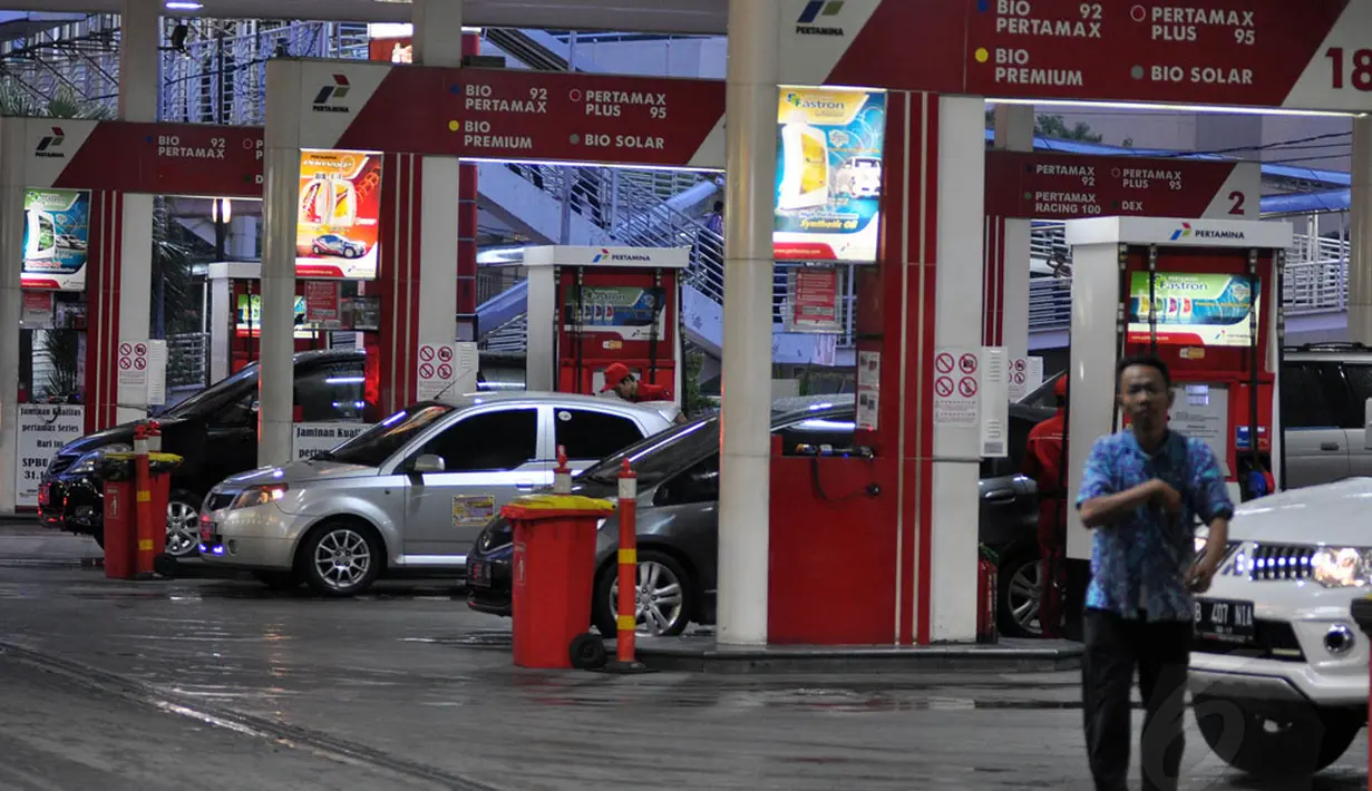 Kendaraan bermotor bersiap mengisi bahan bakar minyak di salah satu SPBU di Jakarta, Rabu (24/12). BPH Migas menyatakan kuota BBM bersubsidi tinggal 1,7% atau 782.000 kiloliter dari total yang dianggarkan dalam APBN-P 2014. (Liputan6.com/Miftahul Hayat)