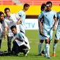 Pertandingan keras antara Persebaya Surabaya kontra Persela Lamongan membuat salah satu pemain Persela cidera dalam laga SCM Cup 2015, Stadion Jakabaring, Palembang, Selasa (27/1/2015). (Liputan6.com/Johan Tallo)