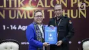 Ketua Komisi Pemilihan Umum (KPU) Hasyim Asy'ari (kanan) menerima berkas pendaftaran dari Ketua Umum Partai Amanat Nasional (PAN)Zulkifli Hasan saat Pendaftaran Partai Politik Calon Peserta Pemilu tahun 2024 di Gedung KPU, Jakarta, Rabu (10/8/2022). KPU menerima berkas dari 4 partai politik yang mendaftar sebagai calon peserta Pemilu 2024 di hari kesepuluh pendaftaran. (Liputan6.com/Faizal Fanani)